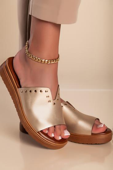 Sandalai su dekoratyvinėmis kniedėmis, aukso spalvos