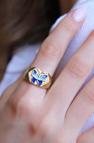 Elegantiškas žiedas su drugelio motyvu, mėlynos spalvos