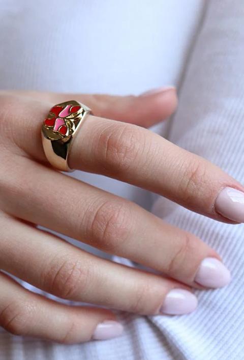 Elegantiškas žiedas, raudonos spalvos