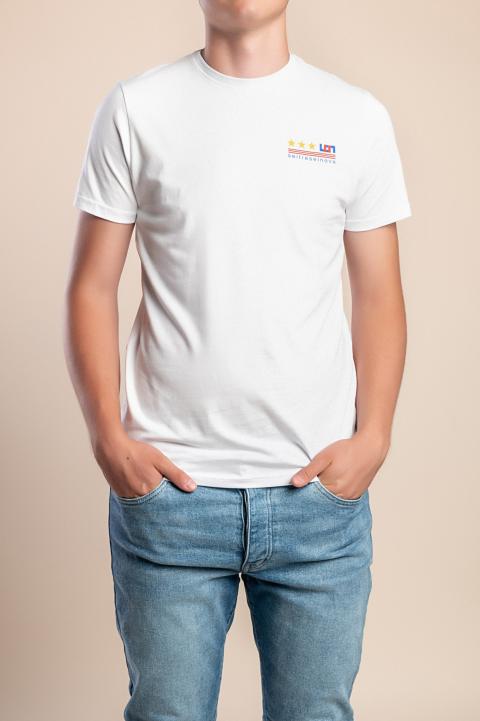Modelis yra 190 cm ūgio.