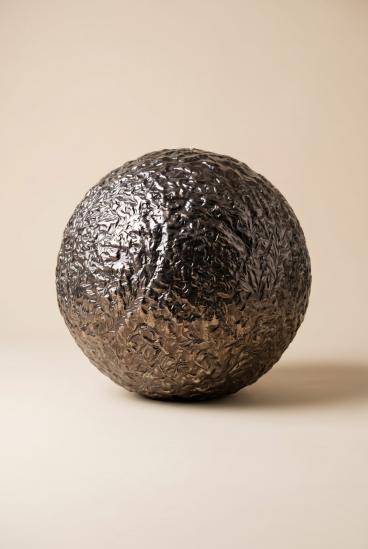 Rankų darbo reljefinė keraminė sfera su glazūra